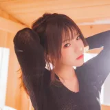 桜桃喵《小黑》主题写真：32张全套美图