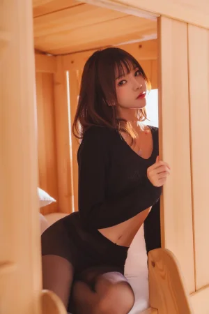 桜桃喵《小黑》主题写真：32张全套美图