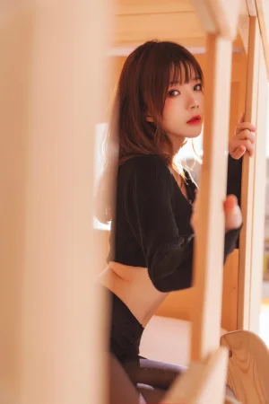 桜桃喵《小黑》主题写真：32张全套美图