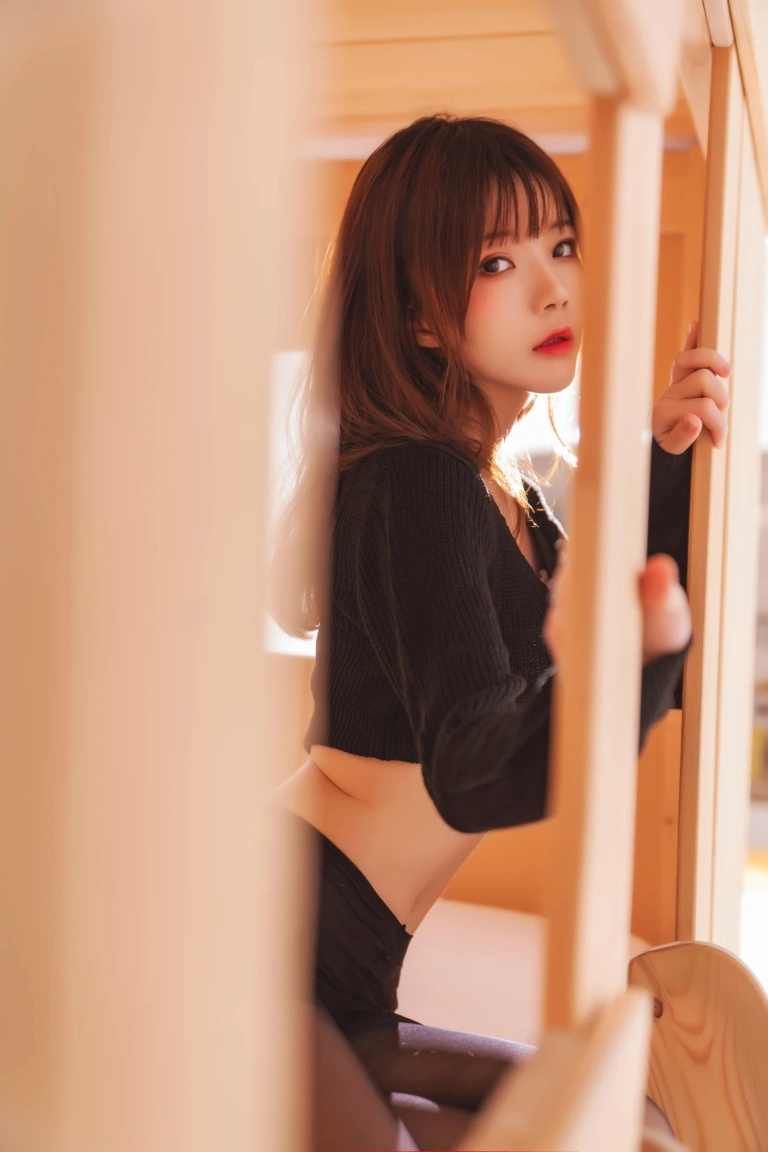 桜桃喵《小黑》主题写真：32张全套美图