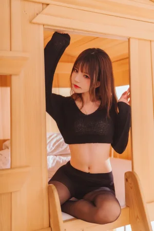 桜桃喵《小黑》主题写真：32张全套美图
