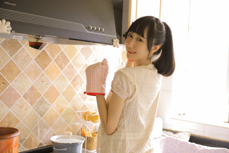 木棉棉《绵相随 厨娘》主题写真：8张全套美图