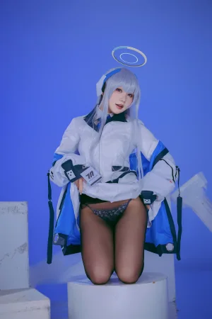 是一只熊仔《蔚蓝档案·潮乃亚》主题写真：100张全套美图
