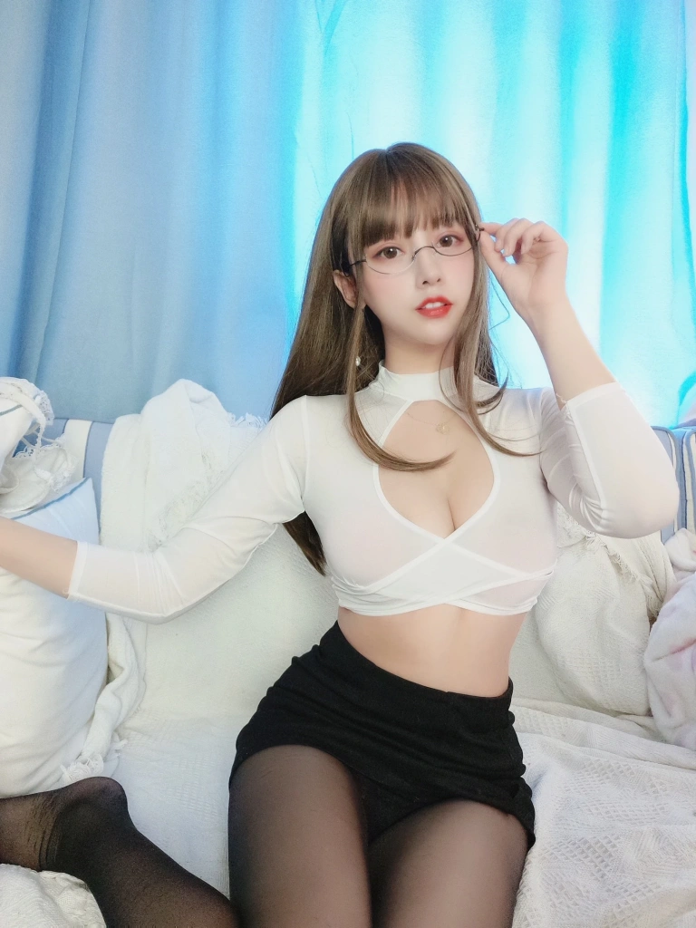 过期米线线喵《套装》主题写真：20张全套美图