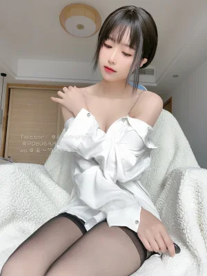 布丁大法《衬衫吊带黑丝》主题写真：23张全套美图，含1个视频