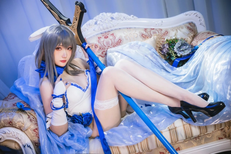 瓜希酱《路易九世礼》主题写真：22张全套美图
