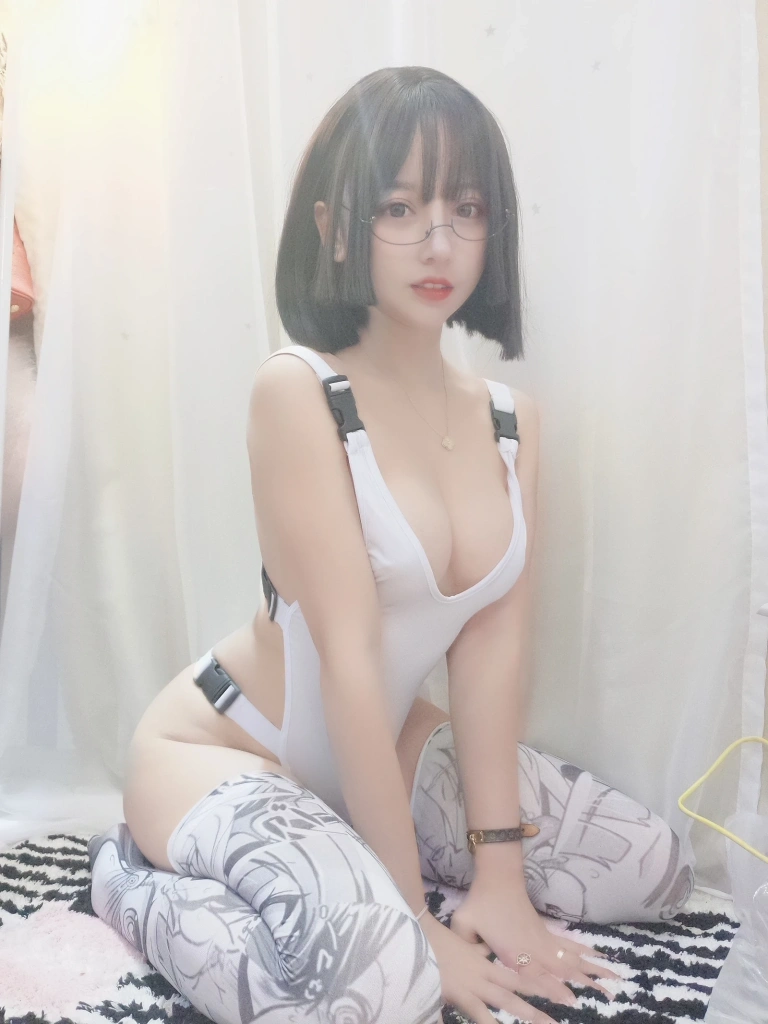 过期米线线喵《筒袜》主题写真：36张全套美图