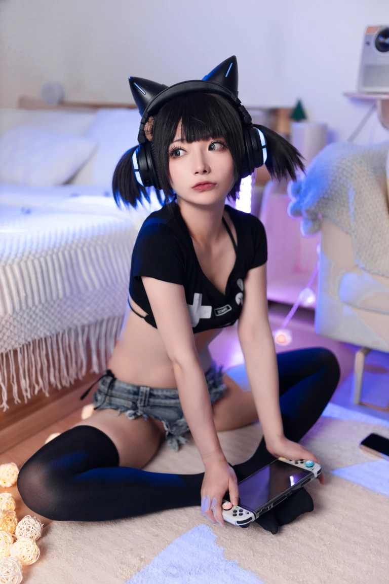 是三不是世《偷玩游戏机的少女》主题写真：48张全套美图