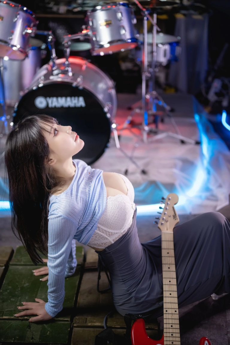 抱走莫子《吉他妹妹》主题写真：50张全套美图，含1个视频