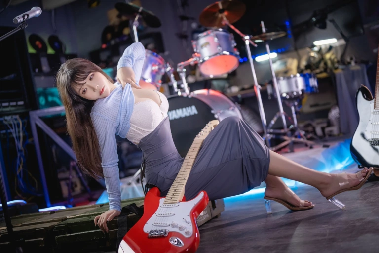 抱走莫子《吉他妹妹》主题写真：50张全套美图，含1个视频