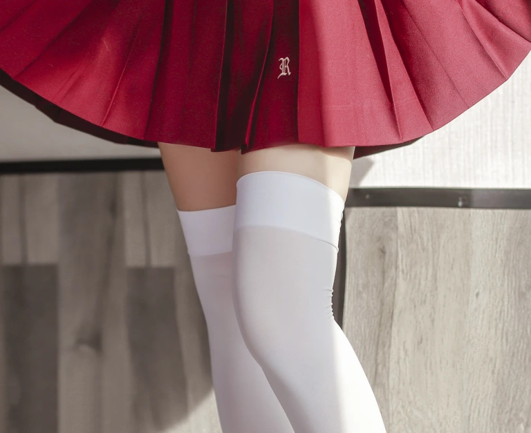 日奈娇(椎名莜)《JK少女红裙》主题写真：28张全套美图