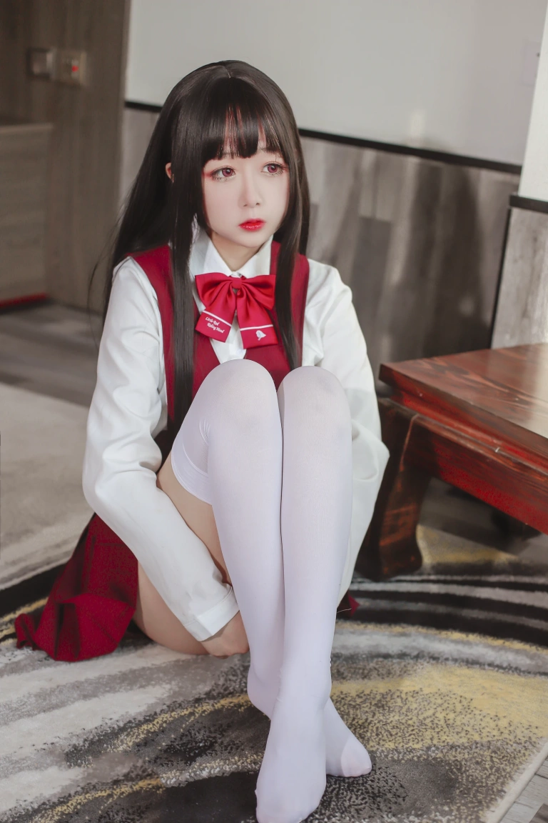 日奈娇(椎名莜)《JK少女红裙》主题写真：28张全套美图