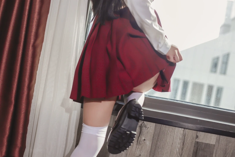 日奈娇(椎名莜)《JK少女红裙》主题写真：28张全套美图