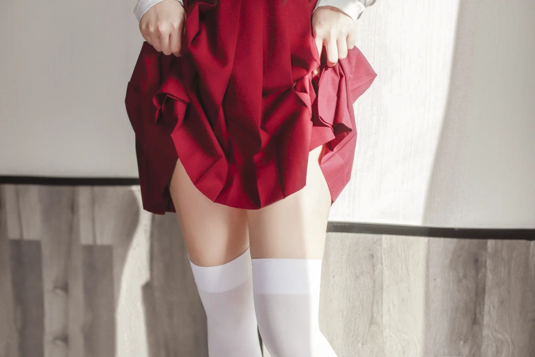 日奈娇(椎名莜)《JK少女红裙》主题写真：28张全套美图