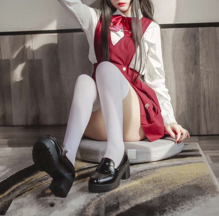 日奈娇(椎名莜)《JK少女红裙》主题写真：28张全套美图