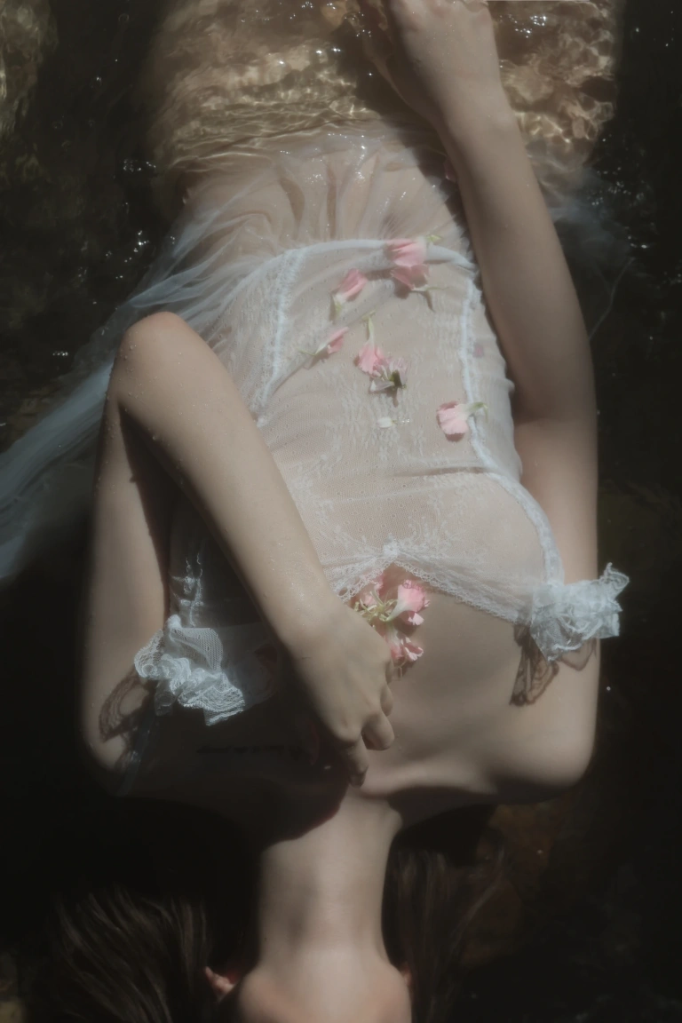 桃良阿宅《屿间》主题写真：18张全套美图