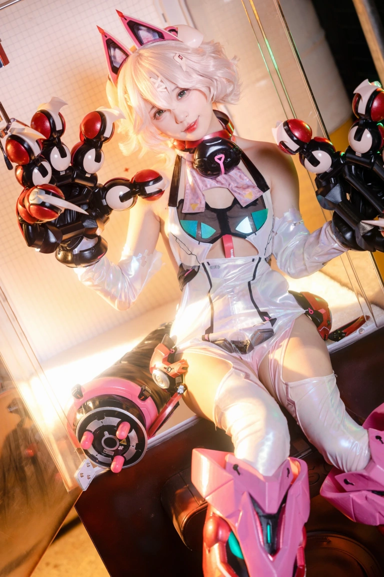 花铃《交错战线 绯猁机甲猫猫》主题写真：20张全套美图