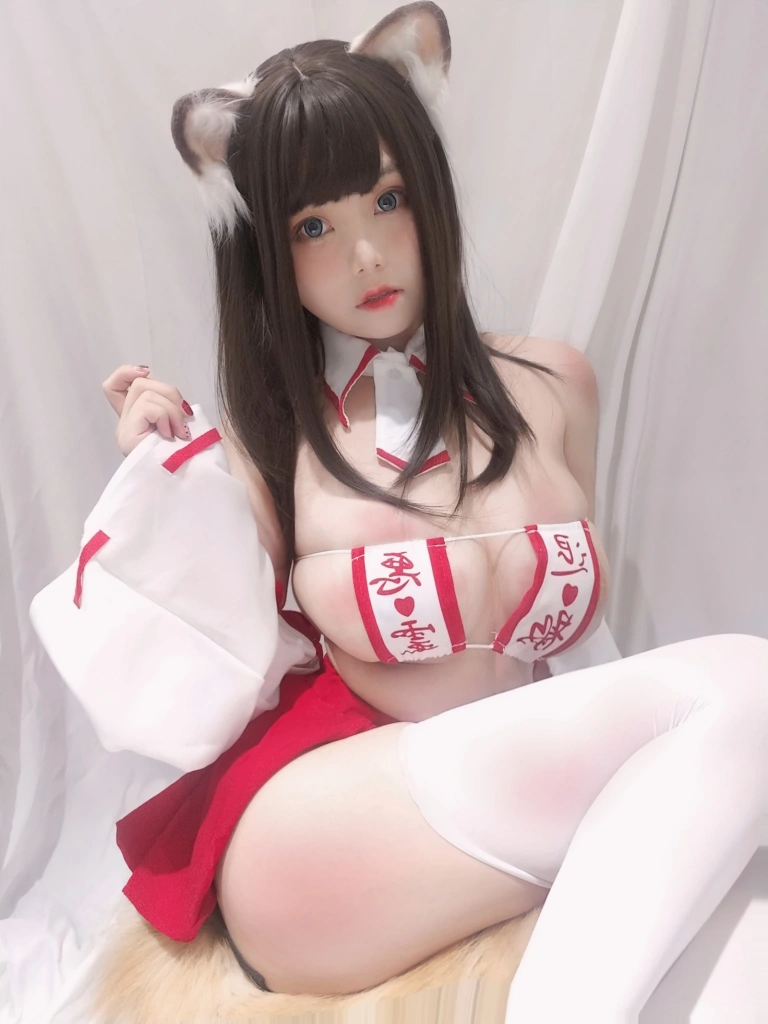 蜜汁猫裘《巫女小狐狸》主题写真：22张全套美图