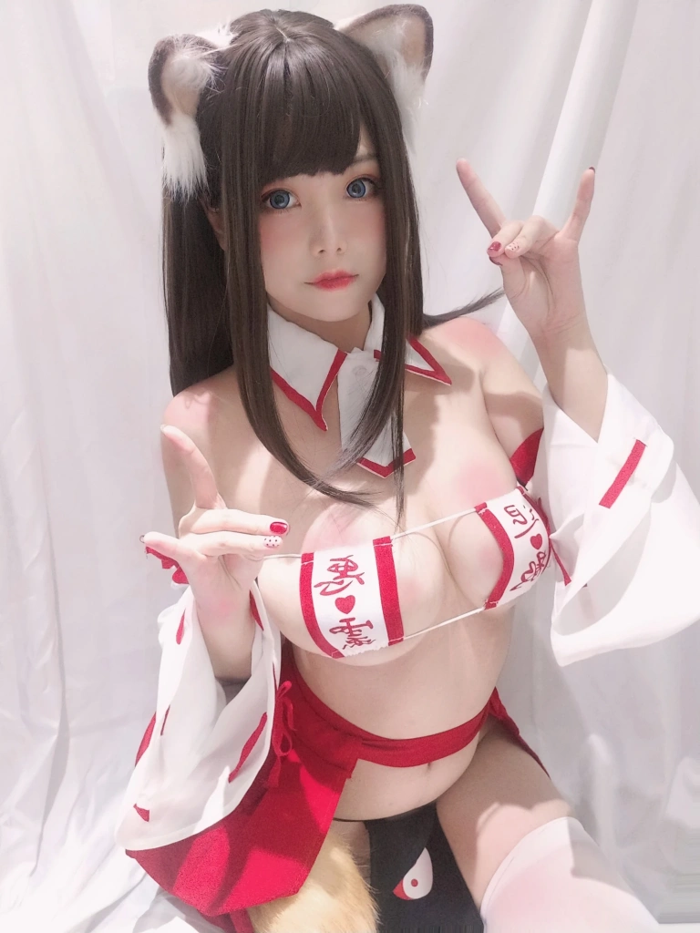 蜜汁猫裘《巫女小狐狸》主题写真：22张全套美图