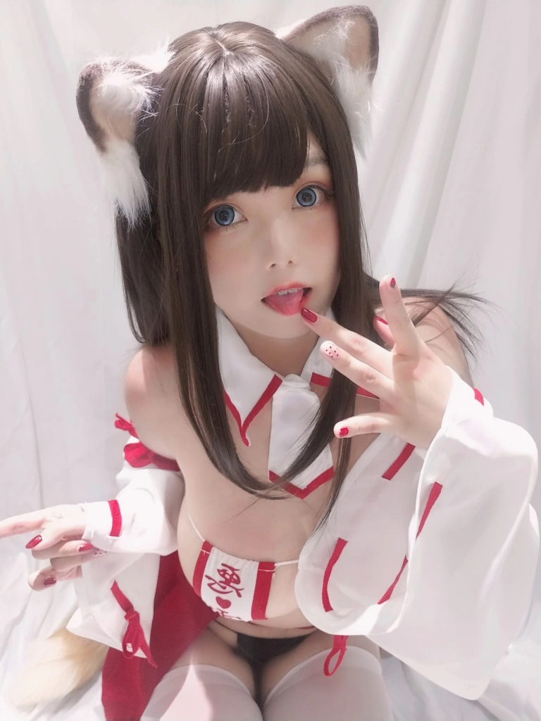 蜜汁猫裘《巫女小狐狸》主题写真：22张全套美图