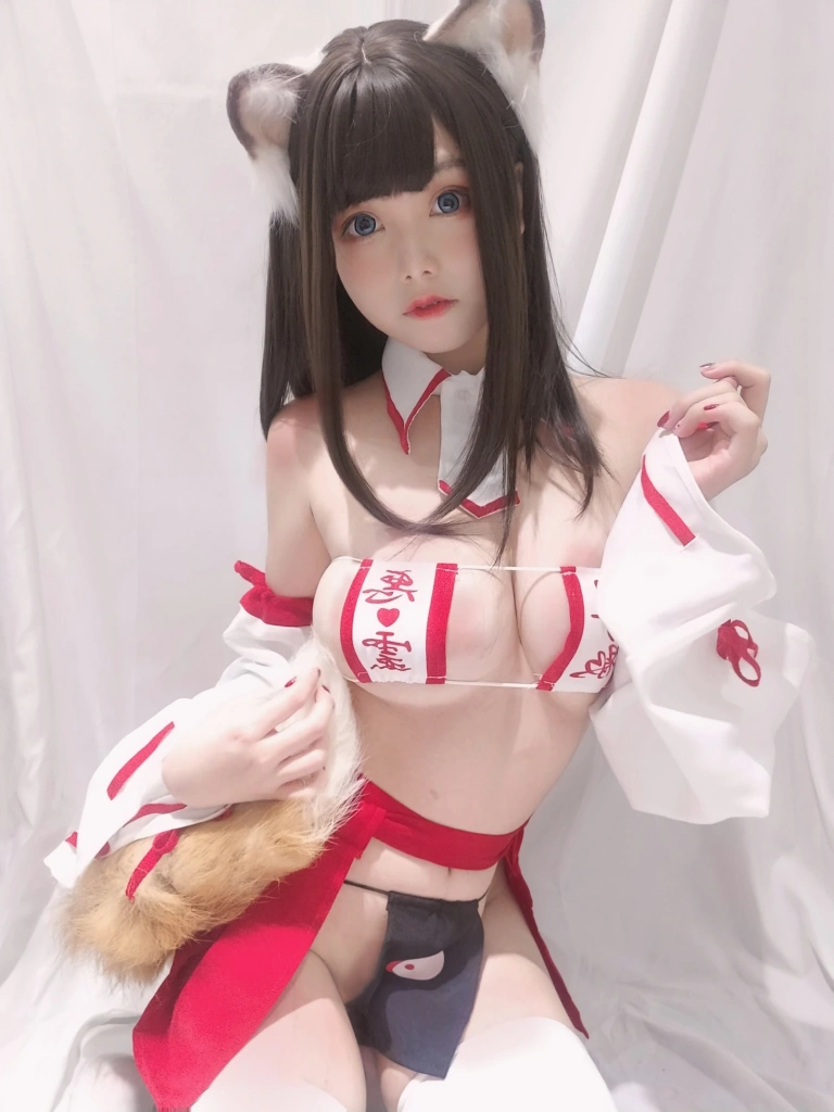 蜜汁猫裘《巫女小狐狸》主题写真：22张全套美图