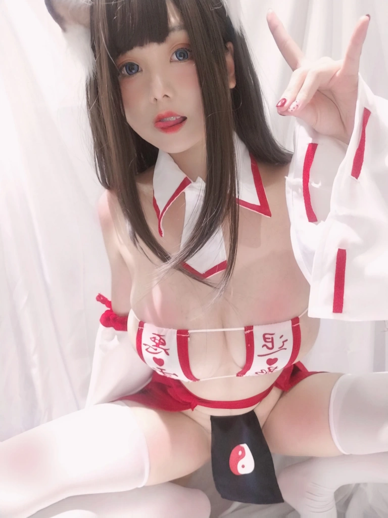 蜜汁猫裘《巫女小狐狸》主题写真：22张全套美图