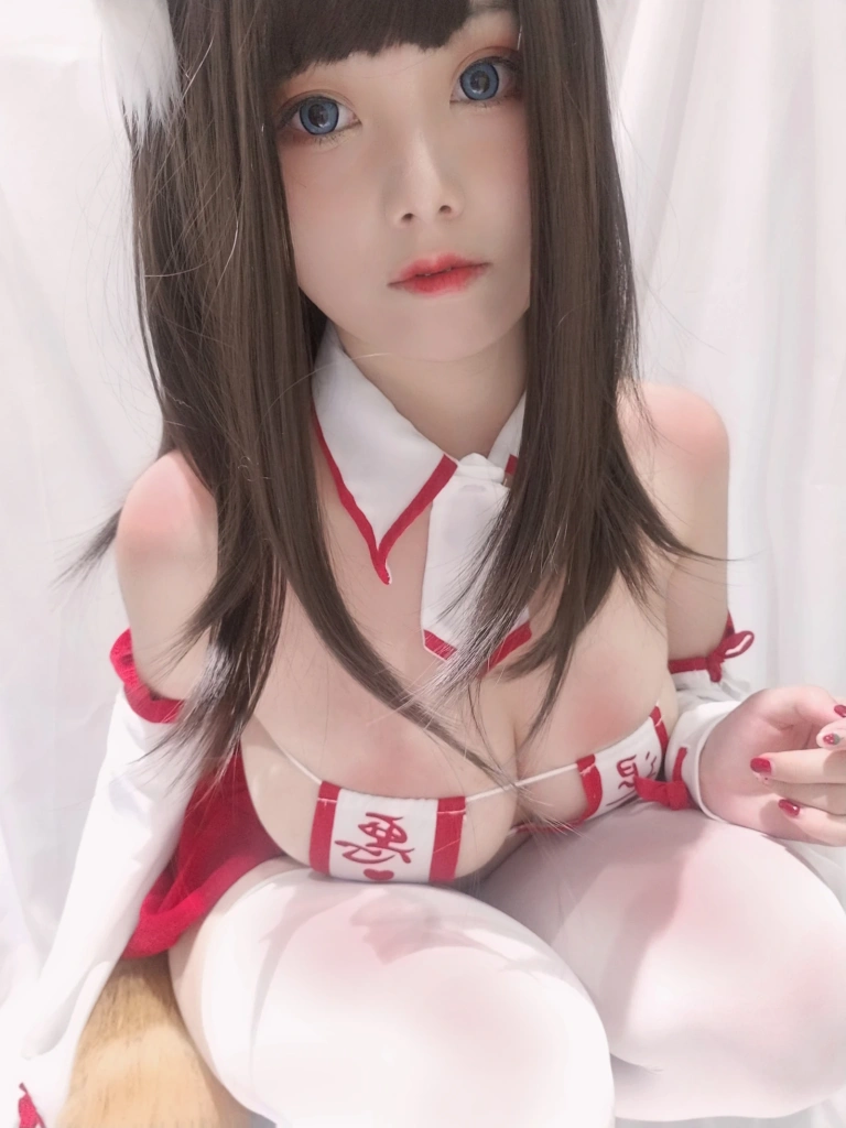 蜜汁猫裘《巫女小狐狸》主题写真：22张全套美图