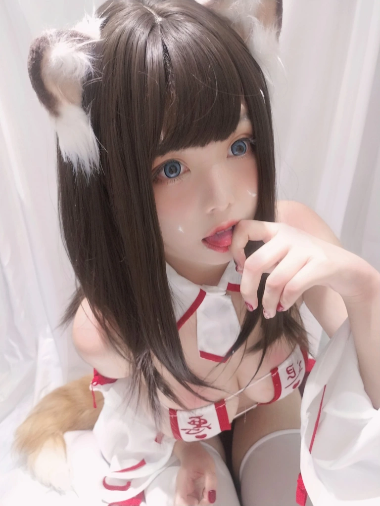 蜜汁猫裘《巫女小狐狸》主题写真：22张全套美图