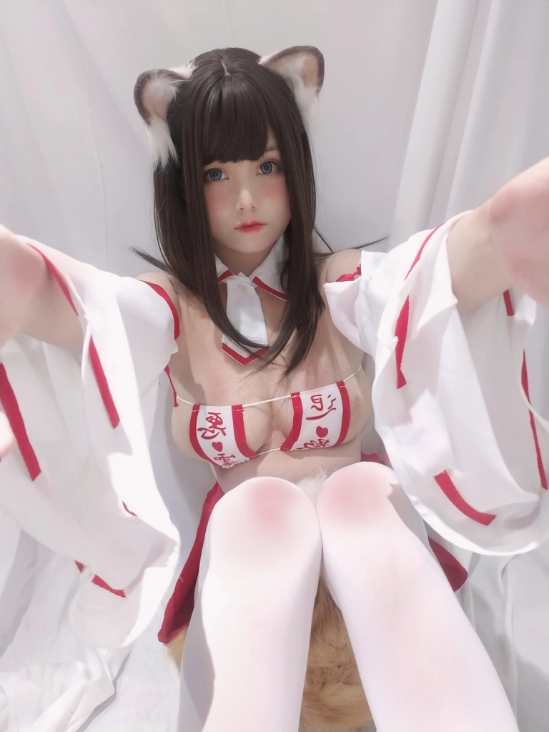 蜜汁猫裘《巫女小狐狸》主题写真：22张全套美图