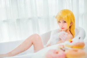 桜桃喵《小忍浴缸》主题写真：50张全套美图
