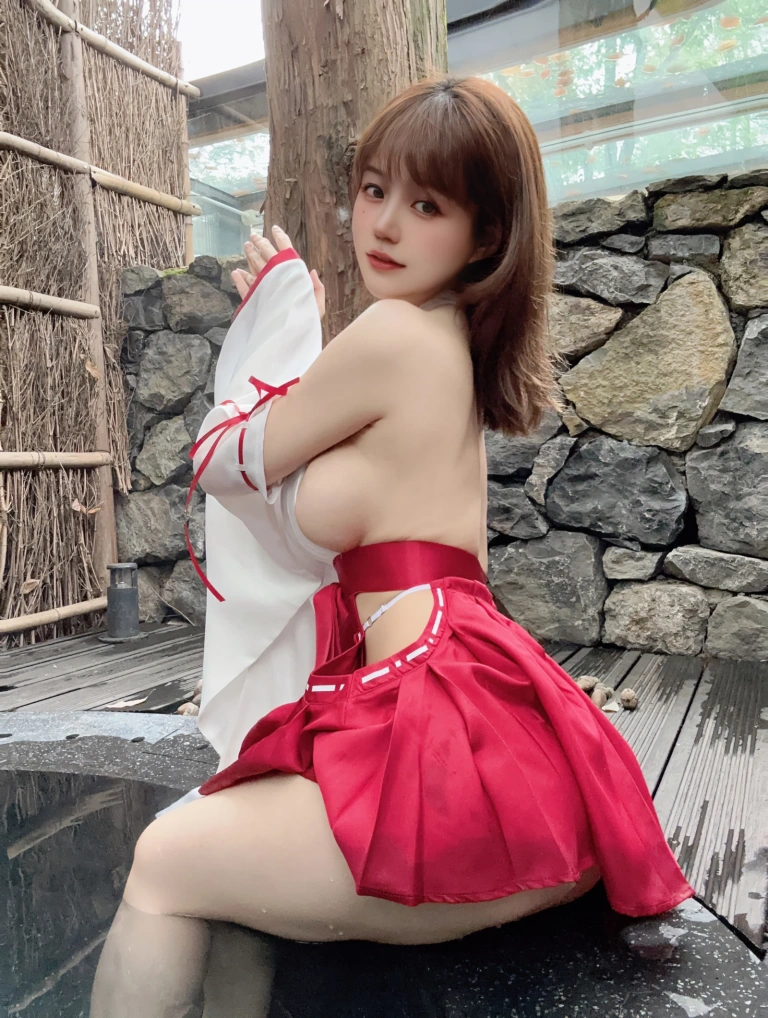 小仓千代《Fantia 2023年04月会员合集（7期）》主题写真：82张全套美图，含2个视频