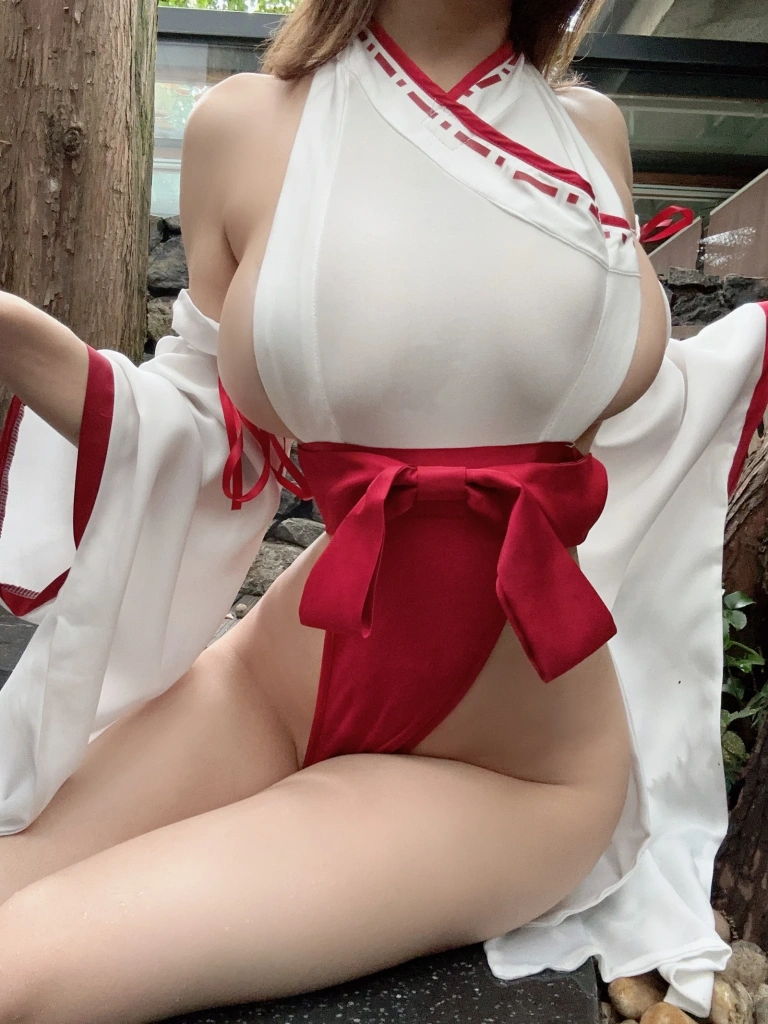 小仓千代《Fantia 2023年04月会员合集（7期）》主题写真：82张全套美图，含2个视频