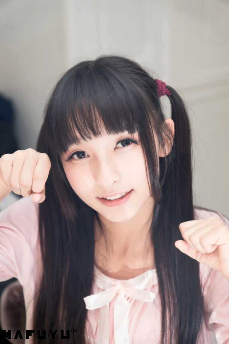 神楽坂真冬《粉白条纹》主题写真：106张全套美图，含1个视频