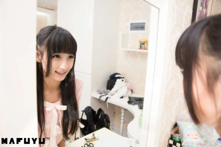 神楽坂真冬《粉白条纹》主题写真：106张全套美图，含1个视频