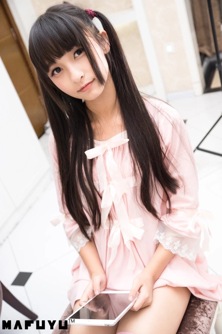 神楽坂真冬《粉白条纹》主题写真：106张全套美图，含1个视频