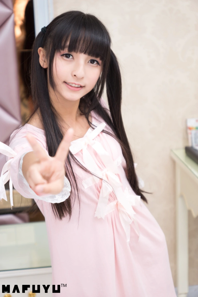 神楽坂真冬《粉白条纹》主题写真：106张全套美图，含1个视频