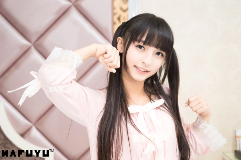 神楽坂真冬《粉白条纹》主题写真：106张全套美图，含1个视频