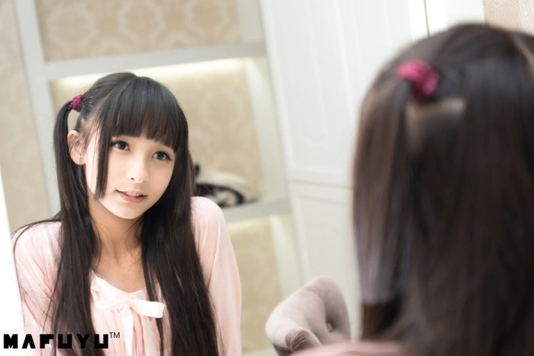 神楽坂真冬《粉白条纹》主题写真：106张全套美图，含1个视频