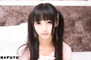 神楽坂真冬《粉白条纹》主题写真：106张全套美图，含1个视频
