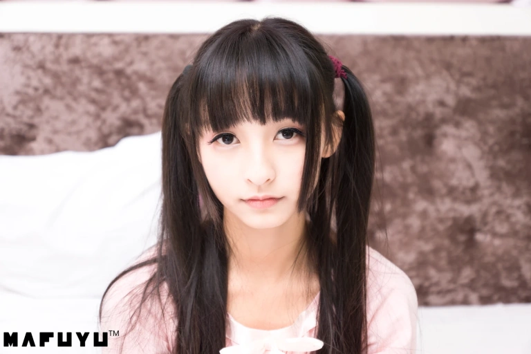 神楽坂真冬《粉白条纹》主题写真：106张全套美图，含1个视频