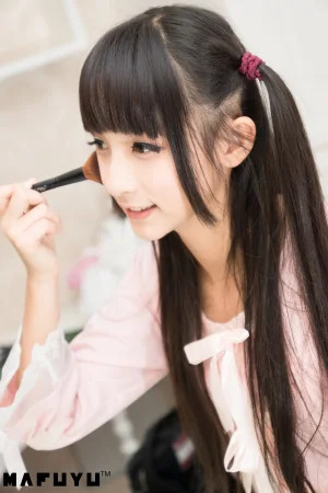 神楽坂真冬《粉白条纹》主题写真：106张全套美图，含1个视频