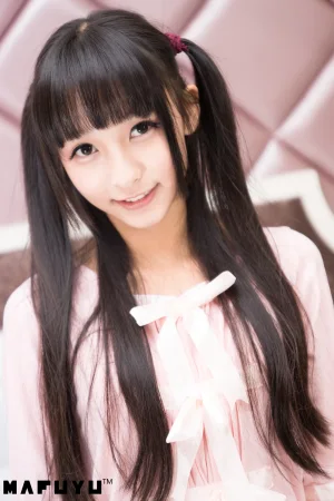 神楽坂真冬《粉白条纹》主题写真：106张全套美图，含1个视频
