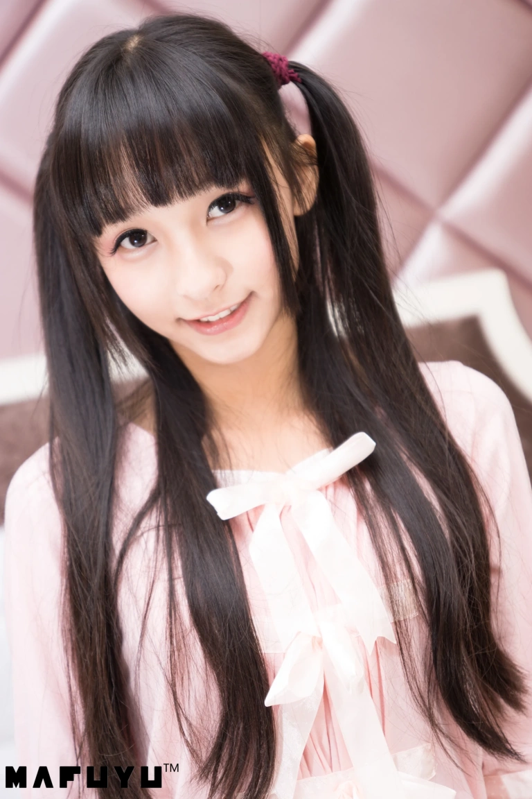 神楽坂真冬《粉白条纹》主题写真：106张全套美图，含1个视频
