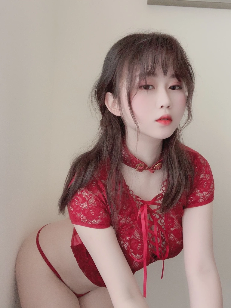依酱《红色旗袍》主题写真：25张全套美图