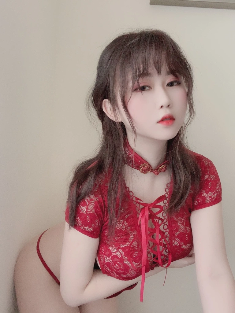 依酱《红色旗袍》主题写真：25张全套美图
