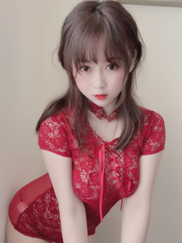 依酱《红色旗袍》主题写真：25张全套美图