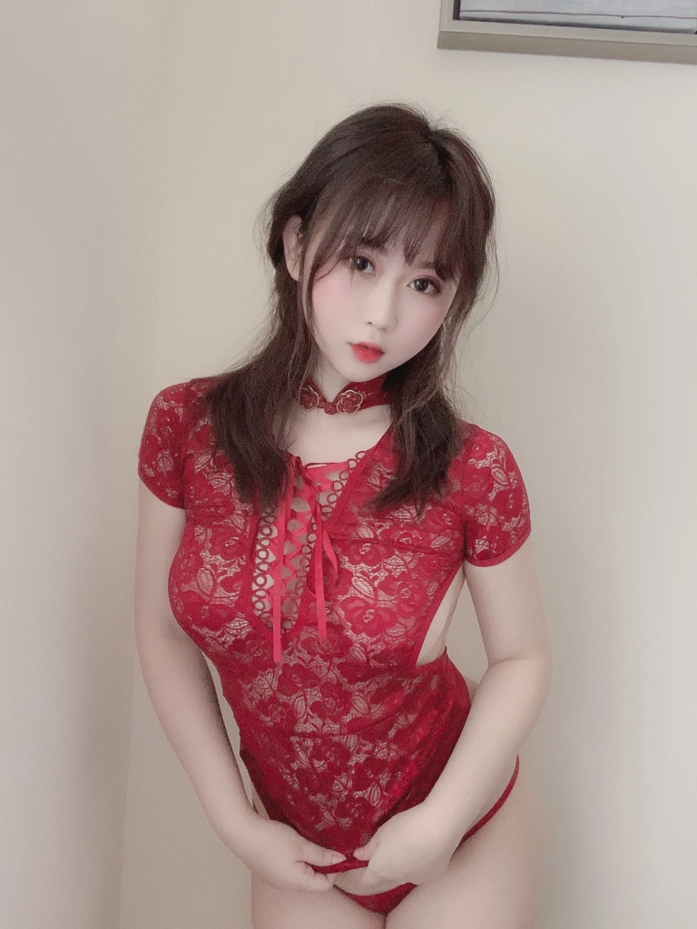 依酱《红色旗袍》主题写真：25张全套美图