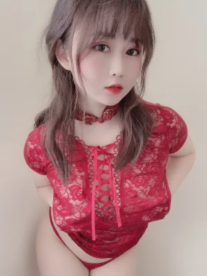 依酱《红色旗袍》主题写真：25张全套美图