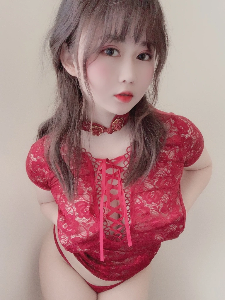 依酱《红色旗袍》主题写真：25张全套美图