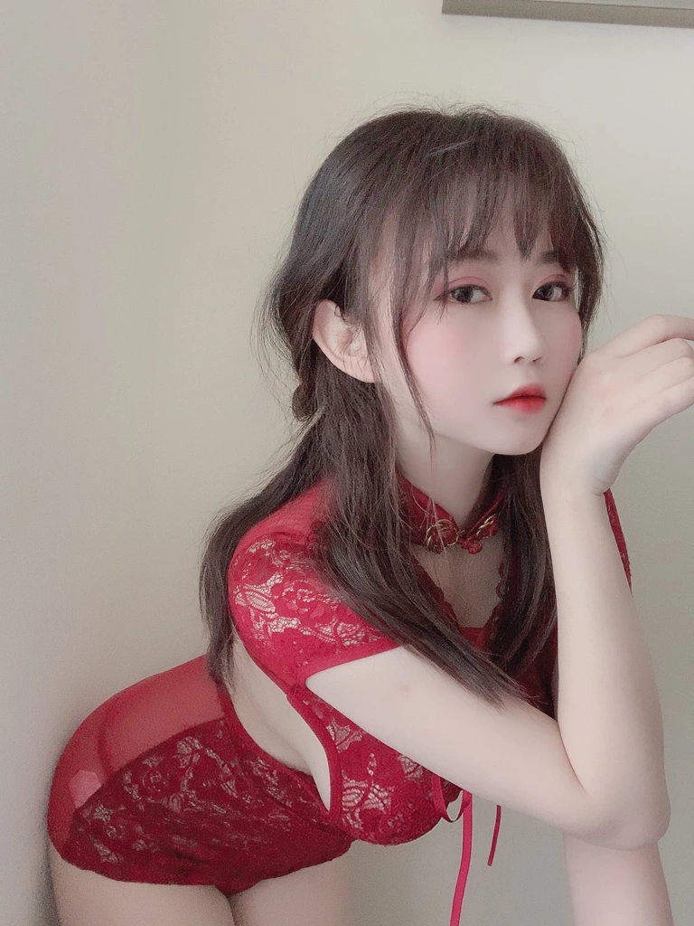 依酱《红色旗袍》主题写真：25张全套美图